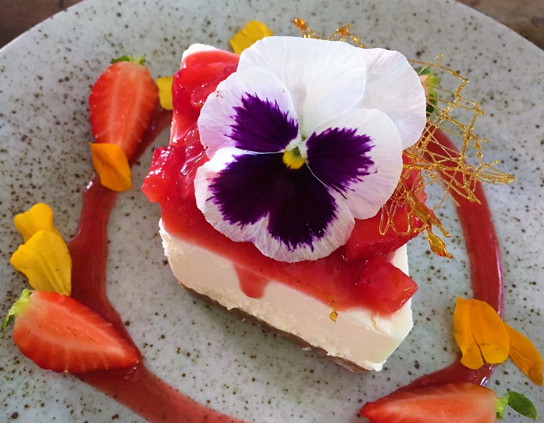 Cheesecake con yogurt greco e mascarpone alle fragole. In Cucina