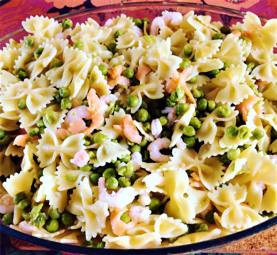 Pasta fredda con piselli, salmone affumicato e gamberetti – In Cucina